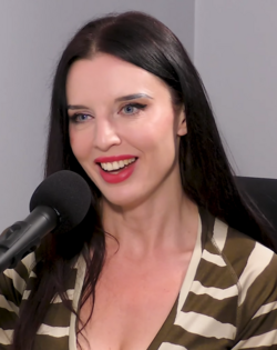 Georgina Baillie ศิลปินสาวผู้หลากหลายและเส้นทางชีวิตที่ผ่านมรสุมสื่อ
