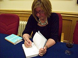 Pat Barker นักเขียนรางวัล Booker ผู้ถ่ายทอดบาดแผลทางจิตใจและประวัติศาสตร์ผ่านตัวอักษร