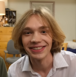 Charlie Plummer เส้นทางชีวิตและผลงานของนักแสดงดาวรุ่งผู้เปี่ยมพรสวรรค์