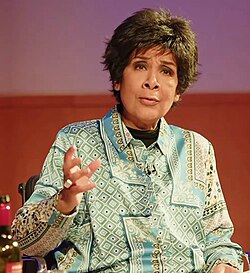 Moira Stuart ผู้บุกเบิกหญิงผิวสีในวงการข่าวโทรทัศน์อังกฤษ
