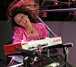Miley Cyrus เส้นทางชีวิตจากไอดอลดิสนีย์สู่ศิลปินระดับโลกผู้ฉีกทุกกฎเกณฑ์