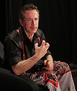 Clive Barker ปรมาจารย์ด้านสยองขวัญและศิลปินผู้สร้างโลกจินตนาการอันมืดหม่น