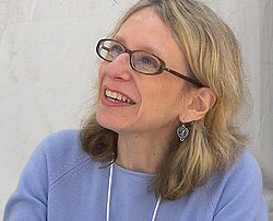 Roz Chast ศิลปินการ์ตูนผู้ถ่ายทอดความตลกขบขันจากชีวิตประจำวันและครอบครัว
