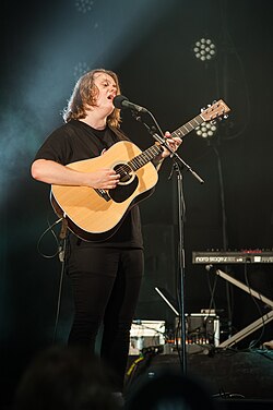 Lewis Capaldi เส้นทางชีวิตและดนตรีของศิลปินผู้ถ่ายทอดความเจ็บปวดผ่านเสียงเพลง