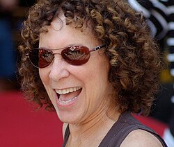 Rhea Perlman นักแสดงระดับตำนานผู้สร้างสีสันให้วงการซิตคอมโลก