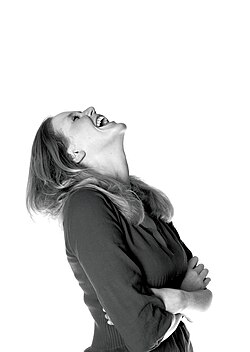 Pippa Evans ดาวเด่นแห่งวงการคอมเมดี้และการแสดง Improv ของอังกฤษ