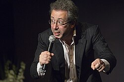 Ben Elton อัจฉริยะผู้พลิกโฉมวงการคอมเมดี้และงานเขียนระดับโลก