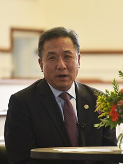 John Yang เส้นทางชีวิตและอาชีพผู้ประกาศข่าวระดับตำนานของสหรัฐฯ