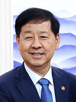 Koo Yun-cheol เส้นทางชีวิตและบทบาทสำคัญในฐานะรองนายกรัฐมนตรีและรัฐมนตรีว่าการกระทรวงการคลังเกาหลีใต้