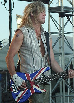 Rick Savage มือเบสผู้ร่วมก่อตั้งวง Def Leppard และเส้นทางสายดนตรีร็อก
