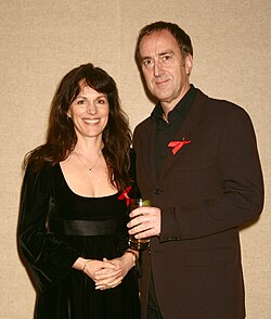 Angus Deayton เส้นทางชีวิตและผลงานของเจ้าพ่อคอมเมดี้และพิธีกรชื่อดังชาวอังกฤษ