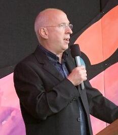 Ken Bruce ตำนานผู้ดำเนินรายการวิทยุและเจ้าพ่อควิซ PopMaster