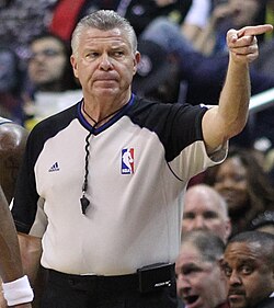 Bob Delaney จากตำรวจสายลับสู่กรรมการ NBA ระดับตำนาน