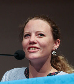 Sarah Harrison ผู้หญิงผู้อยู่เบื้องหลัง WikiLeaks และการช่วยเหลือ Edward Snowden