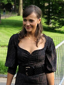 Rashida Jones ศิลปินผู้มากความสามารถจากบทบาทหน้าจอสู่เบื้องหลังงานสร้างสรรค์