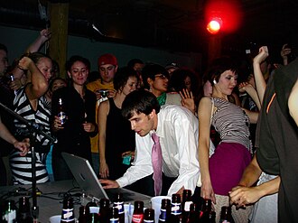 Girl Talk ศิลปินผู้ปฏิวัติวงการ Mashup และการสุ่มตัวอย่างเสียงดิจิทัล