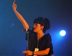 Lily Allen ศิลปินสาวผู้ฉีกกฎเกณฑ์ดนตรีและเส้นทางชีวิตที่เต็มไปด้วยสีสัน