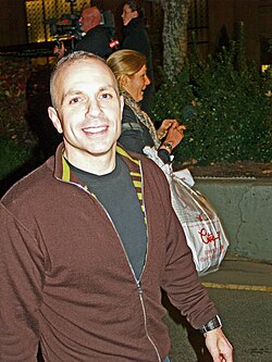Michelangelo Signorile นักข่าวผู้พลิกโฉมการต่อสู้เพื่อสิทธิ LGBTQ+ และผู้บุกเบิกการ Outing