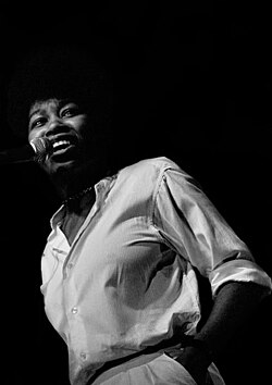 Joan Armatrading ศิลปินหญิงผู้บุกเบิกดนตรีร็อกและโฟล์กชาวอังกฤษ