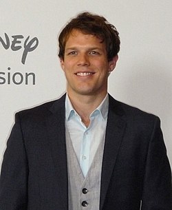 Jake Lacy เส้นทางชีวิตและผลงานการแสดงจาก The Office สู่ The White Lotus
