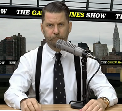 Gavin McInnes จากผู้ร่วมก่อตั้ง Vice สู่ผู้ก่อตั้งกลุ่ม Proud Boys และนักวิจารณ์ขวาจัด