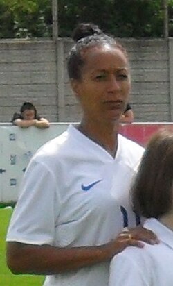 Brenda Sempare ตำนานกองกลางหญิงผู้สร้างประวัติศาสตร์ให้ฟุตบอลอังกฤษ