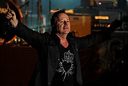 Jim Kerr นักร้องนำระดับตำนานแห่งวง Simple Minds และเส้นทางดนตรีระดับโลก