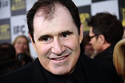 Richard Kind นักแสดงและคอมเมเดียนผู้สร้างสีสันแห่งวงการบันเทิงฮอลลีวูด
