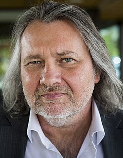Peter A. Schwerdtfeger นักเคมีทฤษฎีผู้บุกเบิกด้านโครงสร้างอิเล็กตรอนและธาตุหนัก