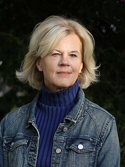 Beth Macy นักเขียนและนักข่าวผู้ตีแผ่ความจริงของสังคมอเมริกัน