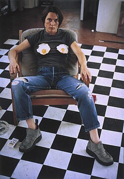 Sarah Lucas ศิลปินหญิงผู้ท้าทายขนบด้วยอารมณ์ขันและศิลปะแนวยั่วล้อ