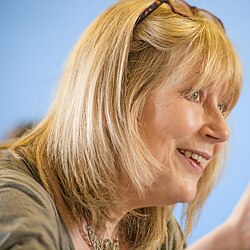 Anne Lorne Gillies ศิลปินและนักขับเคลื่อนวัฒนธรรมภาษาเกลิคแห่งสกอตแลนด์