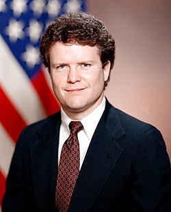 Jim Webb เส้นทางชีวิตจากวีรบุรุษสงครามเวียดนามสู่รัฐมนตรีและวุฒิสมาชิกสหรัฐฯ