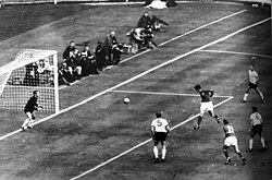 Sir Geoff Hurst ตำนานดาวยิงแฮตทริกคนแรกในนัดชิงบอลโลก