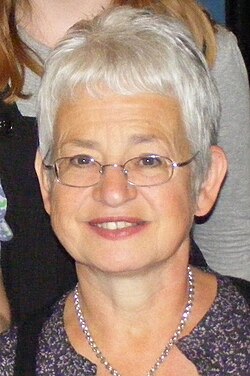 Jacqueline Wilson นักเขียนผู้ถ่ายทอดชีวิตเด็กผ่านความจริงอันเจ็บปวด