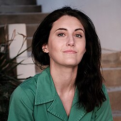 Jen Statsky นักเขียนบทมือทองผู้อยู่เบื้องหลังความสำเร็จของ Hacks และ The Good Place