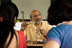 Arvind Gupta ผู้เปลี่ยนขยะให้เป็นของเล่นวิทยาศาสตร์เพื่อการเรียนรู้