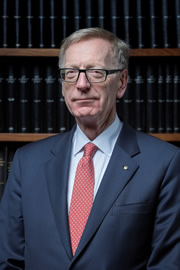 Kenneth Hayne ผู้พิพากษาศาลสูงออสเตรเลียและผู้นำการปฏิรูปภาคการเงิน