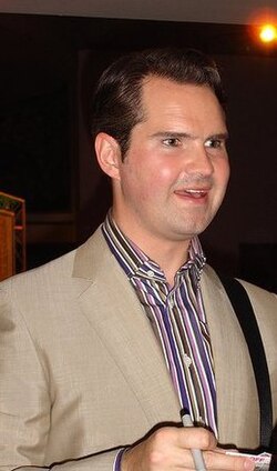 Jimmy Carr ราชาแห่งมุกตลกหน้าตายและศิลปะการเล่าเรื่องแบบ One-Liner