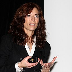 Deirdre Breakenridge ผู้เชี่ยวชาญด้านการประชาสัมพันธ์และกลยุทธ์โซเชียลมีเดียระดับโลก