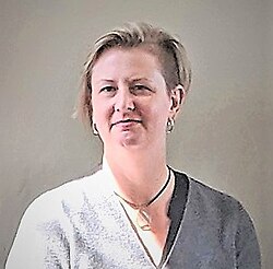 Karen Hellekson ผู้เชี่ยวชาญด้านวรรณกรรมไซไฟและวัฒนธรรมแฟนฟิคชัน