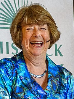 Pam Ayres กวีหญิงผู้เปลี่ยนเรื่องธรรมดาให้เป็นเสียงหัวเราะระดับตำนาน