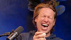 Pete Holmes เส้นทางชีวิตจากศิษยาภิบาลสู่ดาวตลกแถวหน้าของอเมริกา