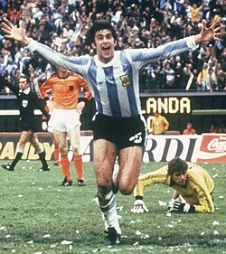 Mario Kempes ตำนานดาวยิงผู้พาสเปนและอาร์เจนตินาสู่จุดสูงสุด