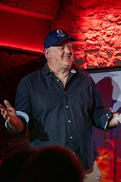 Dara Ó Briain คอมเมเดียนอัจฉริยะผู้ผสานโลกแห่งเสียงหัวเราะและวิทยาศาสตร์