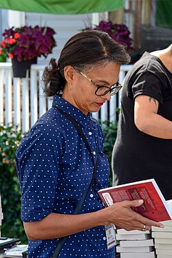 Suzette Mayr นักเขียนรางวัล Giller Prize ผู้ถ่ายทอดอัตลักษณ์และความหลากหลายผ่านตัวอักษร