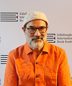 Adam Buxton ศิลปินคอมเมดี้และพอดแคสเตอร์ผู้สร้างสีสันแห่งวงการบันเทิงอังกฤษ