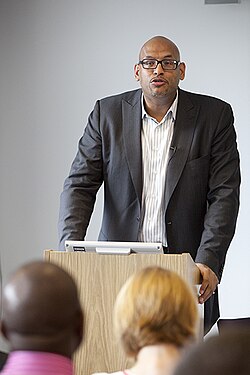 John Amaechi จากตำนาน NBA สู่บทบาทนักจิตวิทยาและผู้สร้างแรงบันดาลใจระดับโลก