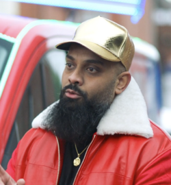 Guz Khan ดาวตลกและนักแสดงชาวอังกฤษผู้สร้างสีสันผ่านมุมมองมุสลิมร่วมสมัย