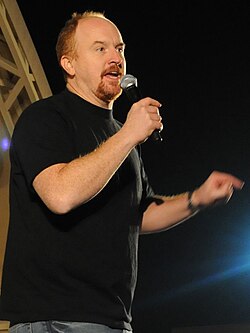 Louis C.K. เส้นทางชีวิตและอาชีพของคอมเมเดียนผู้ทรงอิทธิพลและเต็มไปด้วยข้อถกเถียง